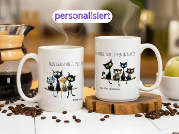 Personalisierte Tassen-Set mit Katzendesign und Sprüchen: eine Tasse zeigt die Aufschrift 'Man kann nie zu viele Katzen haben, nur zu wenig Platz!' mit niedlichen Katzengrafiken und den Namen 'Anna und ihre Katzenbande'. Perfekt für Katzenliebhaber.